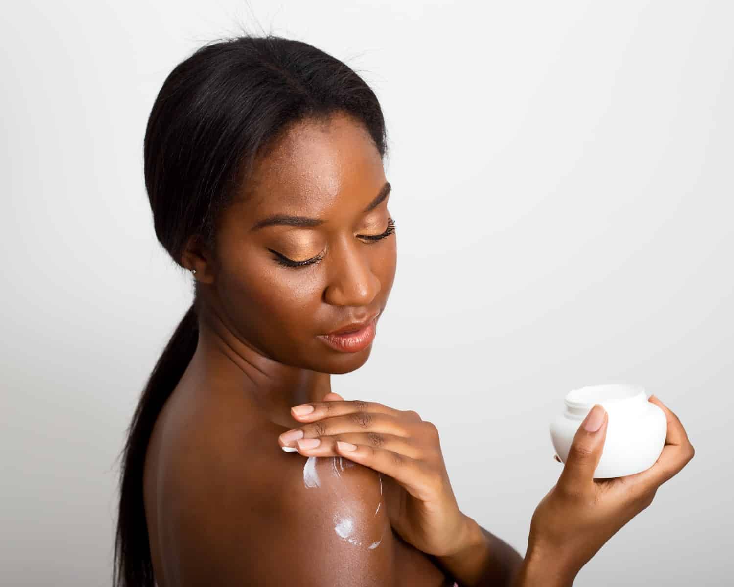 Lait sur le visage : bienfaits et astuces pour une peau éclatante